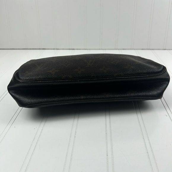 Louis Vuitton Trousse 23 Unisex
Brown Monogram canvas Cosmetic Bag - Picture 9 of 14